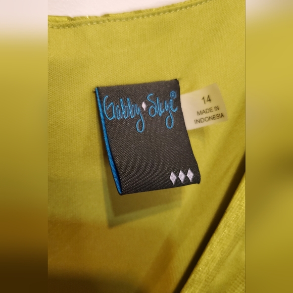 15. NWT - Gabby Skye Green Ruffled Faux Wrap Dress - Picture 5 of 9